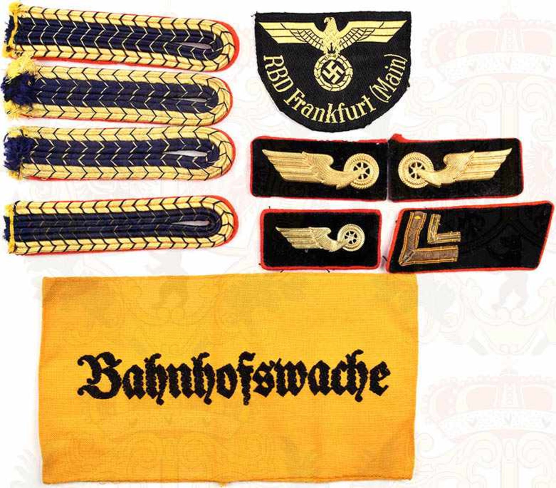 KONVOLUT EFFEKTEN REICHSBAHN, Armbinde „Bahnhofswache“, goldgelbes Tuch m. schwarzer Stickerei;