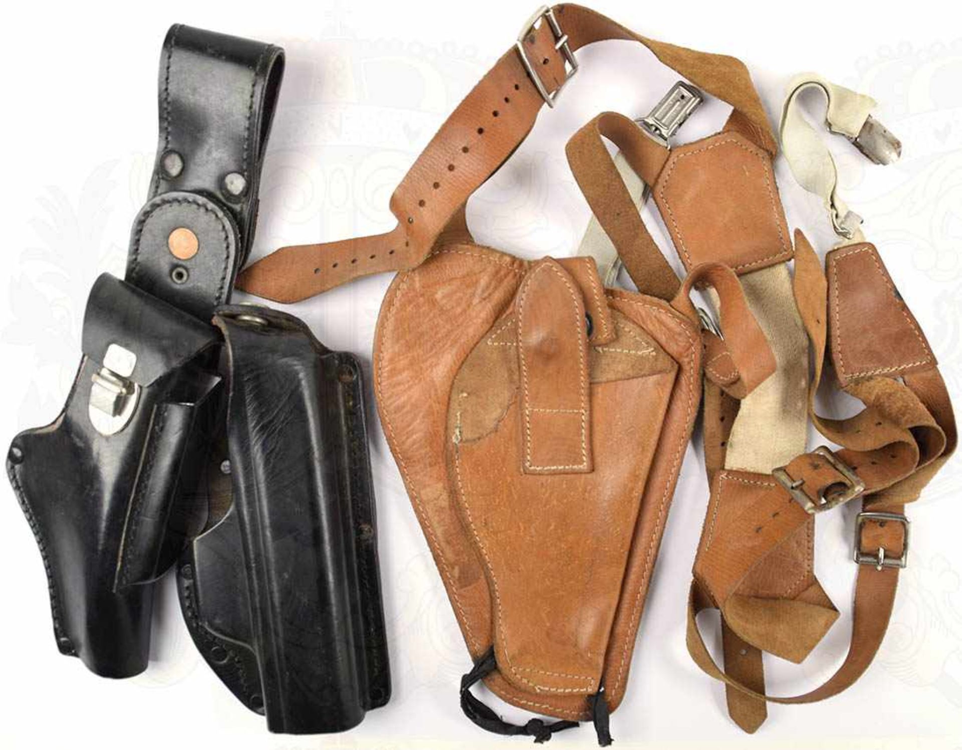 3 PISTOLEN-HOLSTER, braunes/geschwärztes Leder, 1x Herst. „ByP“, 1x mit angebautem Magazinfach, 1x