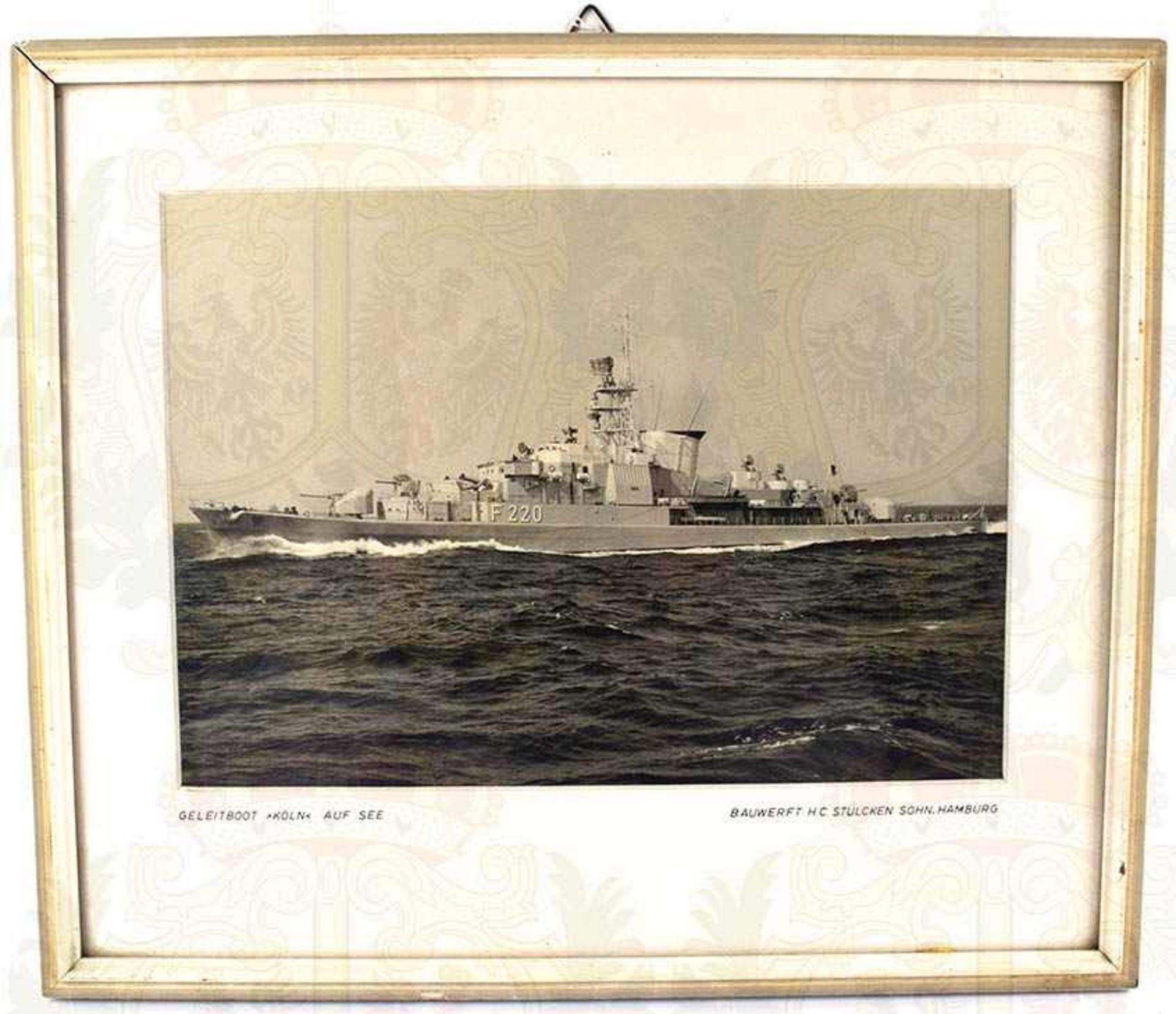 GROßFOTO GELEITBOOT KÖLN, (Fregatte, Baujahr 1957/58), Aufnahme von Backbord voraus bei hoher