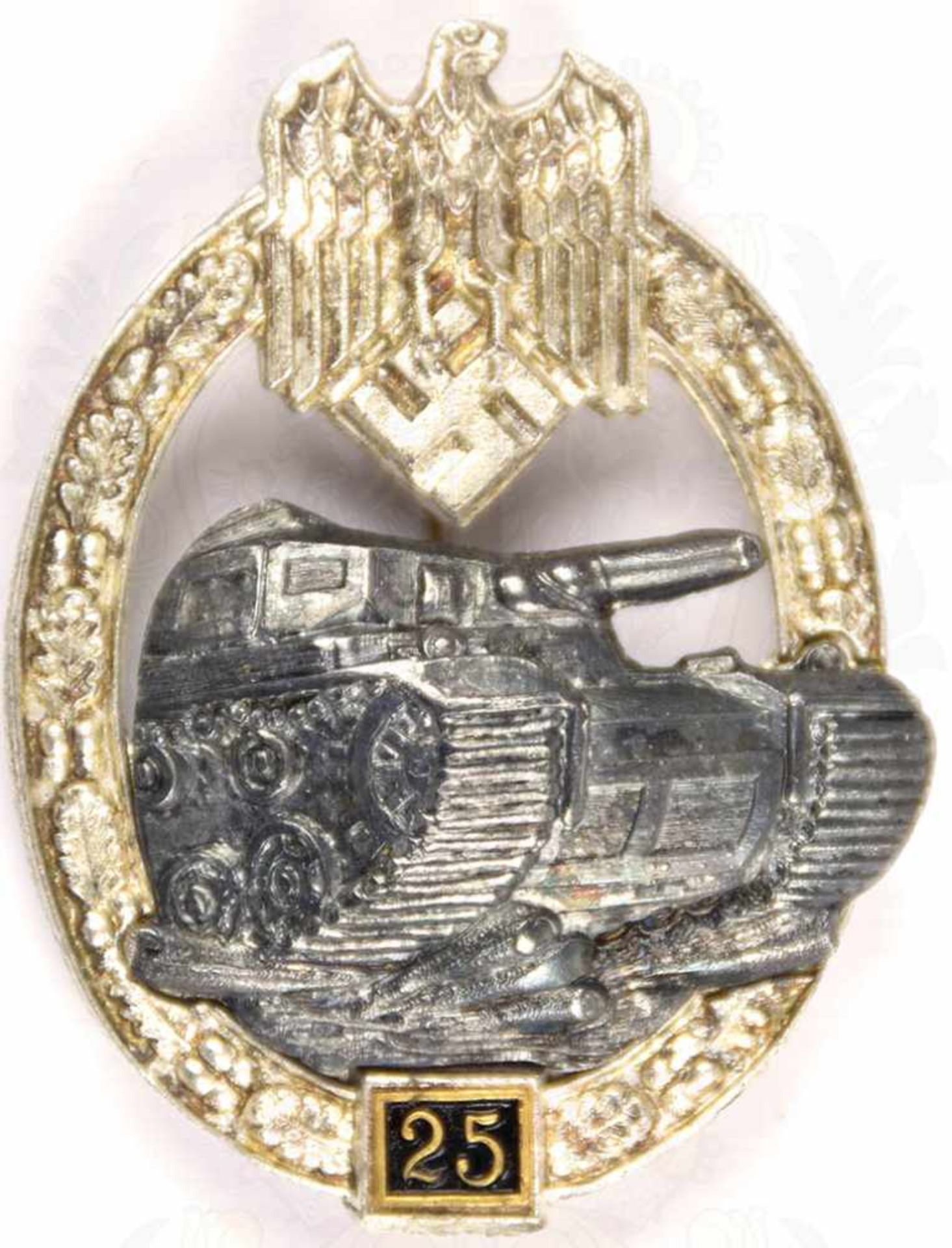 PANZERKAMPFABZEICHEN IN SILBER MIT EINSATZZAHL „25“, Weißmetall, verslb./patiniert,