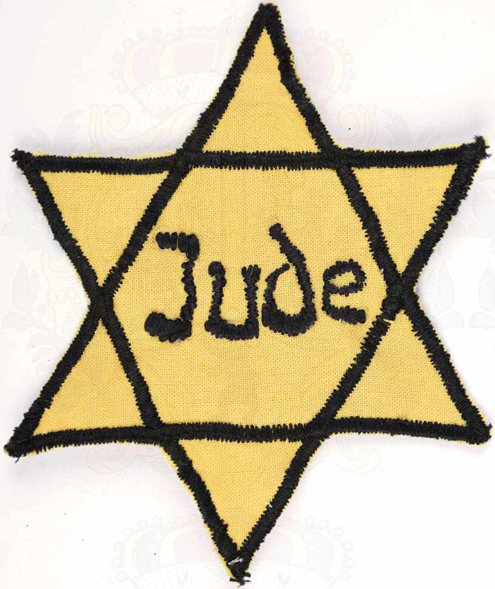 JUDENSTERN, gelber Stoff, schwarz gestickter Davidstern, Schriftzug „Jude“, Ø 11 cm, Museums/