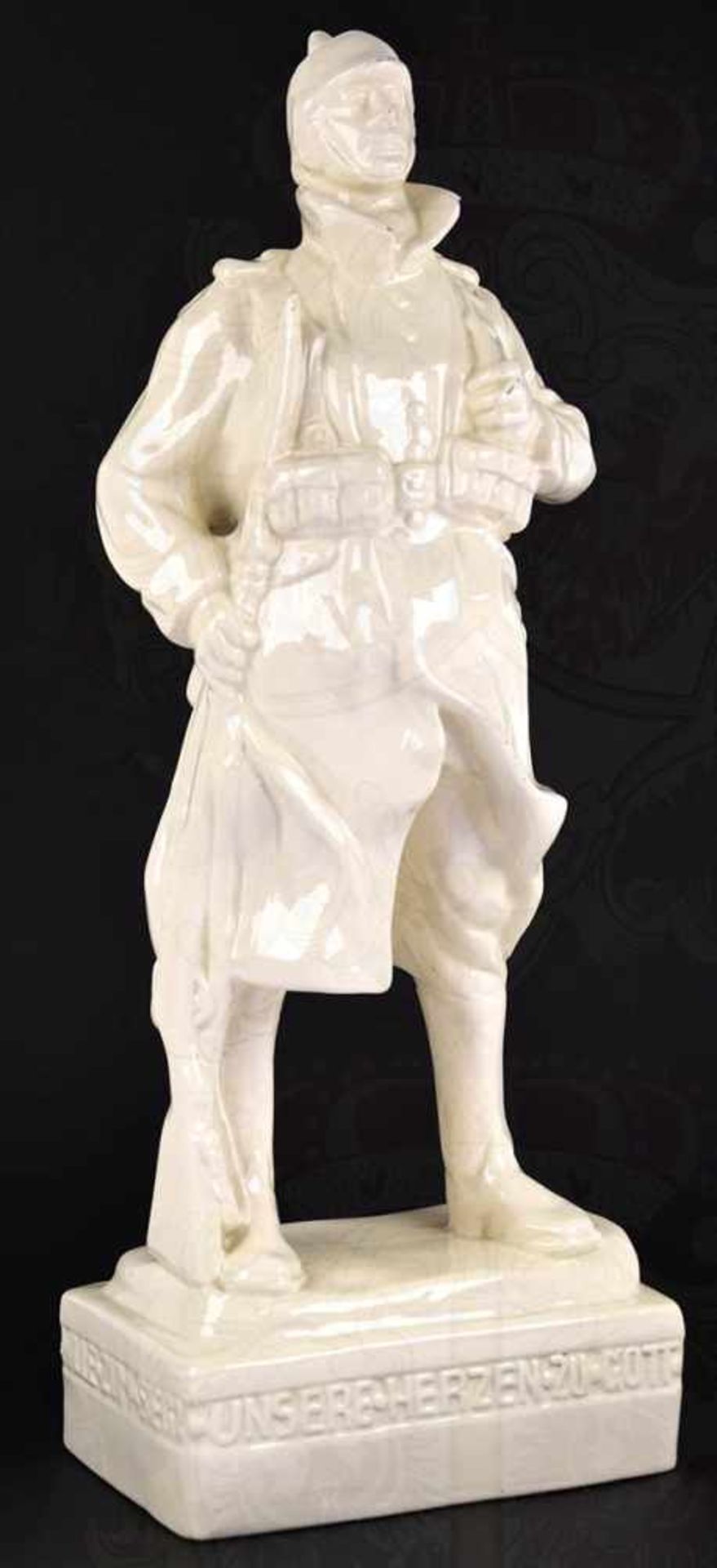 STATUE EINES FELDGRAUEN, mit Pickelhaube, Gewehr 98, Tornister u. Mantel, Keramik, beige glasiert,