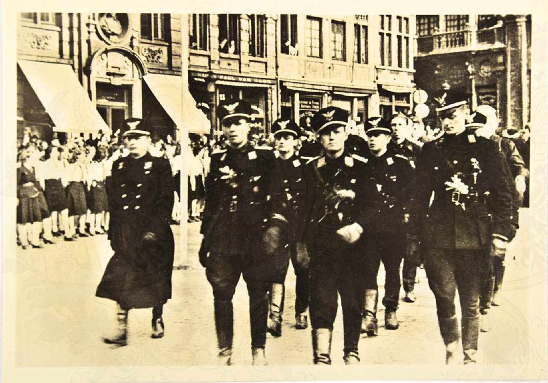 FOTOGRAFIE, 10 x 14,5 cm, Führer der Rexistenbewegung in Parteiuniform bei e. Aufmarsch in