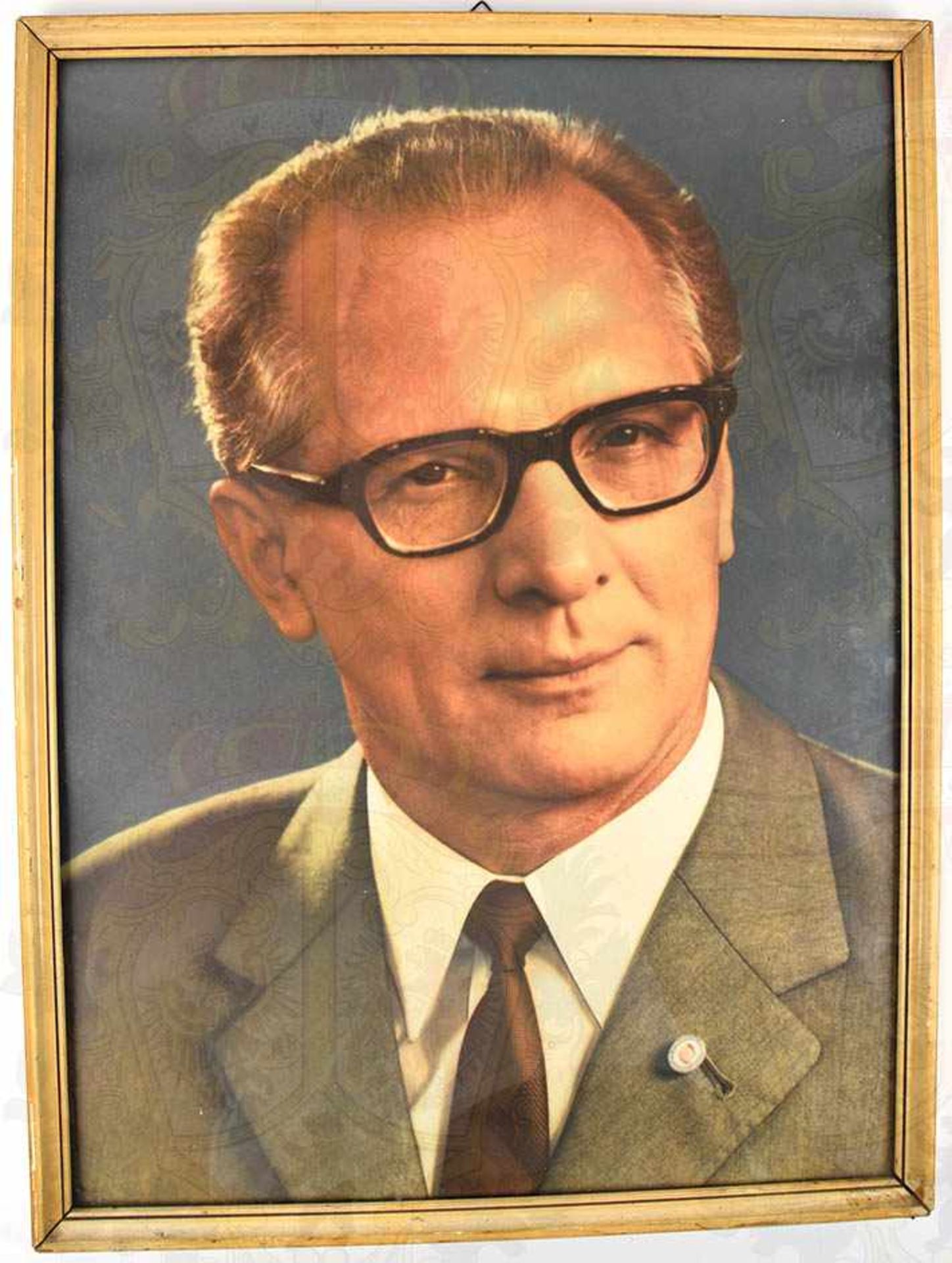 FARBDRUCK ERICH HONECKER, SED-Mitgliedsabzeichen am Revers, 80er Jahre, verglast u. gerahmt, 39x52