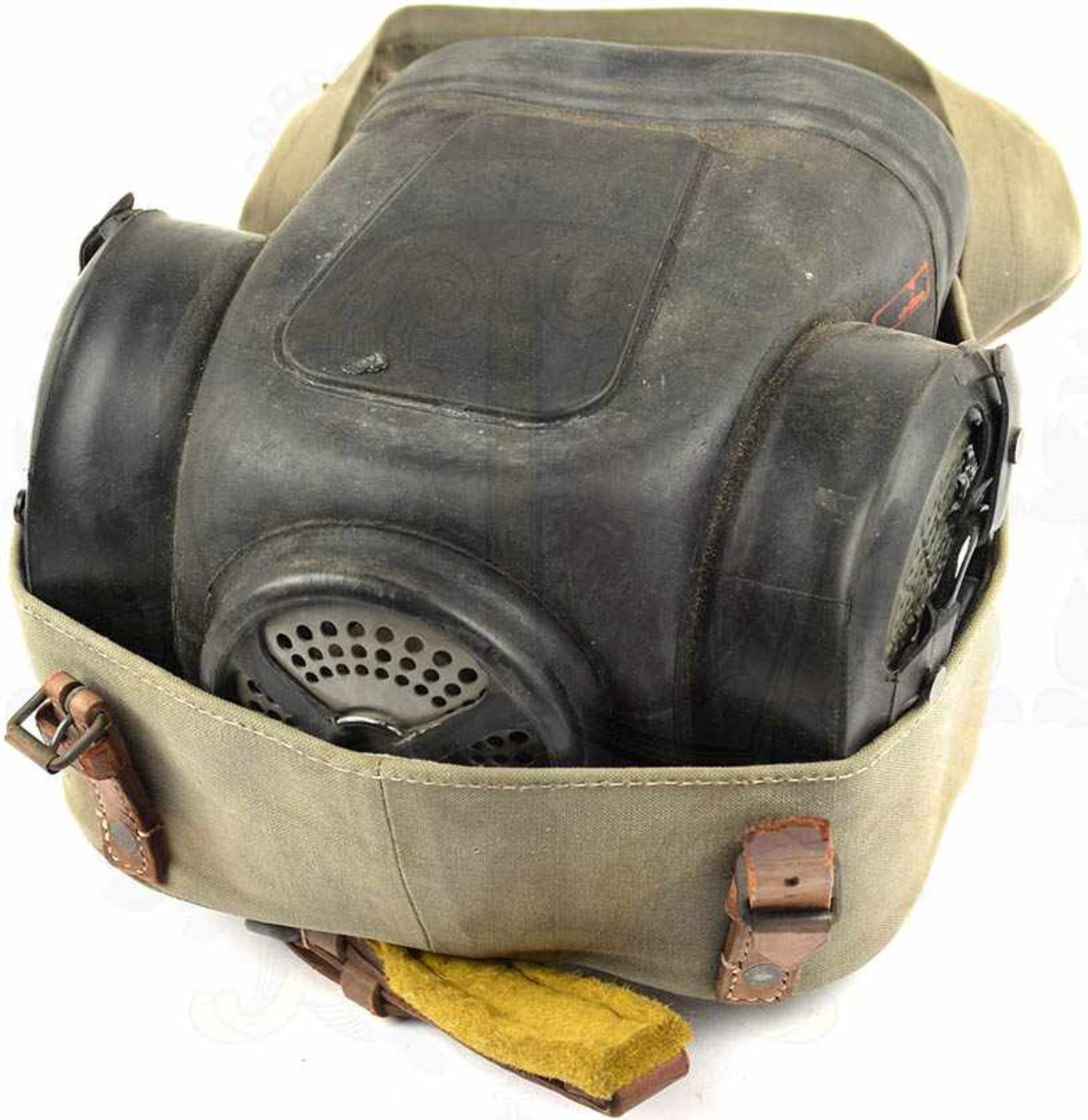 PFERDE-GASMASKE 40, Gr. „1“, schwarzer Gummi, tls. beschädigt, hellbraune Leder-Beriemung mit - Bild 3 aus 4
