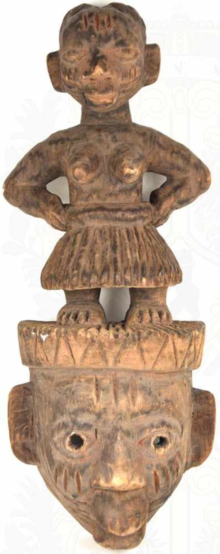 AFRIKANISCHE KULT-SKULPTUR, Holz, Frau mit Bastschurz und entblößter Brust auf e. Gesichtsmaske