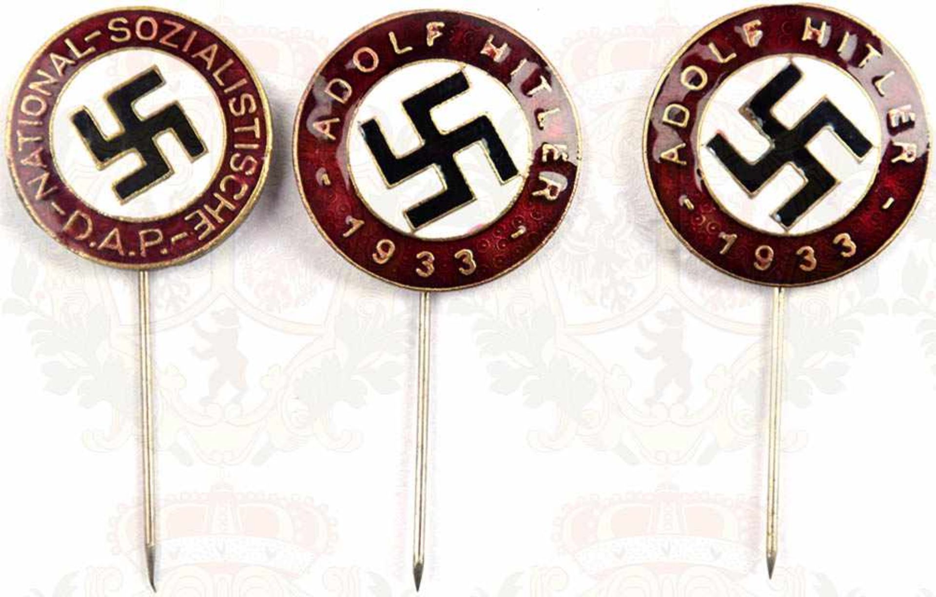 3 ABZEICHEN: 1 Mitgliedsabz. u. 2 Sympathie-Abz., diese bez. „Adolf Hitler 1933“, Buntmetall, s/w/