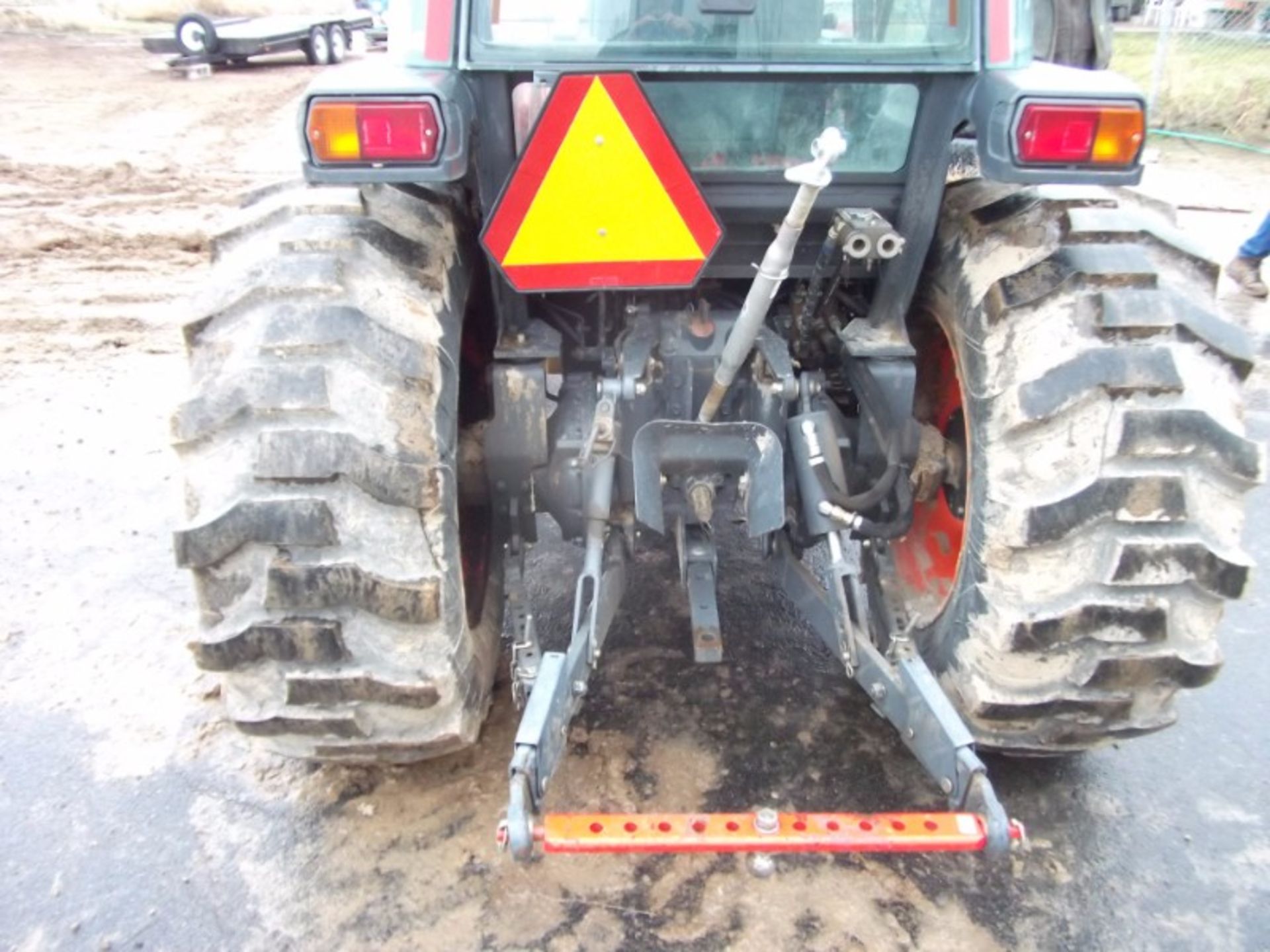 Kubota L-5030 MFWD 8spd trans, 1 hyd remote, deluxe cab, 17.5X24 rubber w/ Kubota LA 853 front - Image 4 of 8