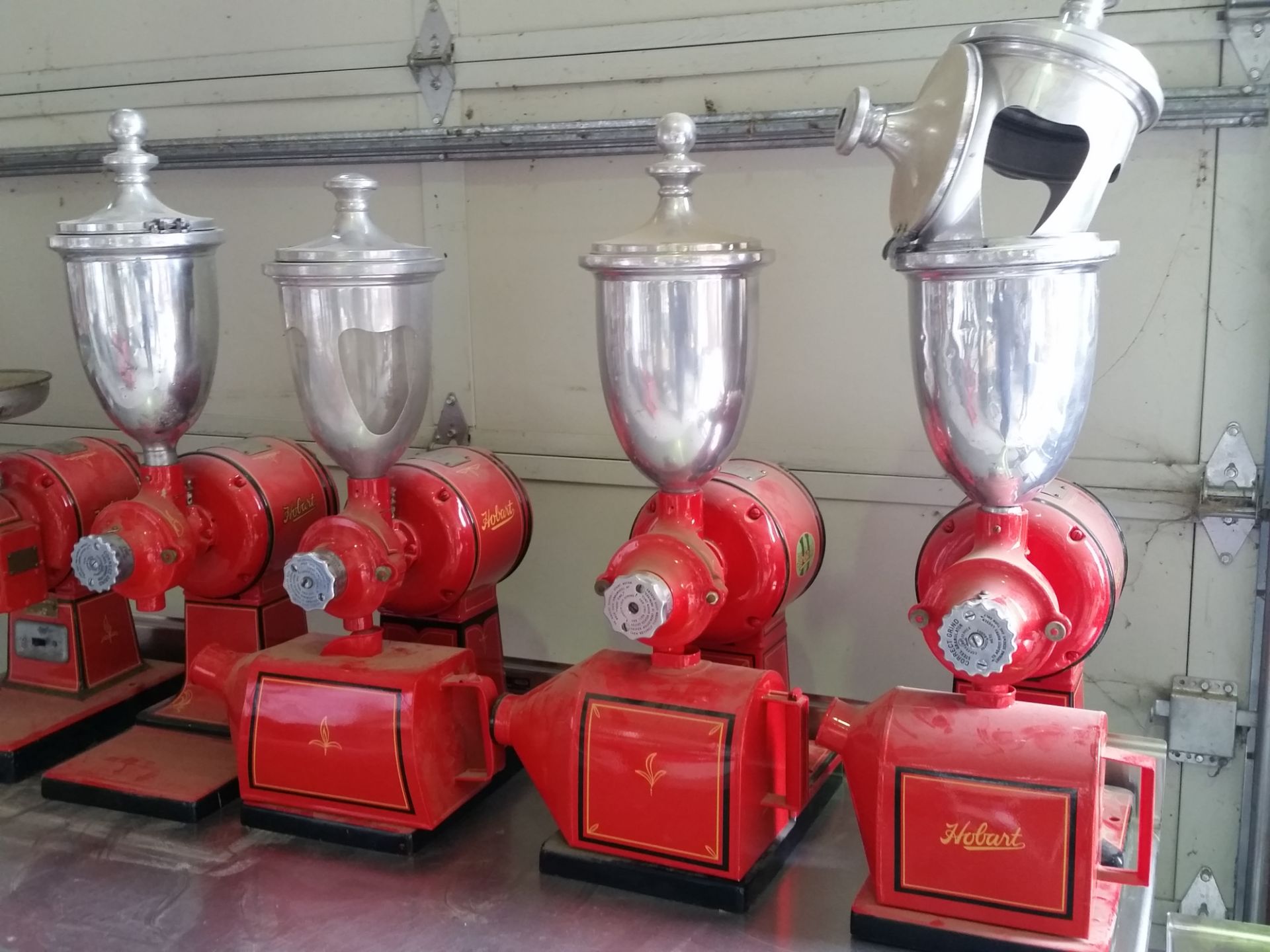 1 red coffee grinders without coffee collecting bin