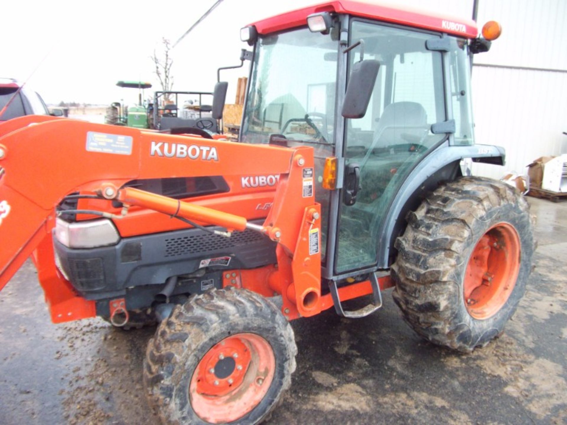 Kubota L-5030 MFWD 8spd trans, 1 hyd remote, deluxe cab, 17.5X24 rubber w/ Kubota LA 853 front - Image 3 of 8