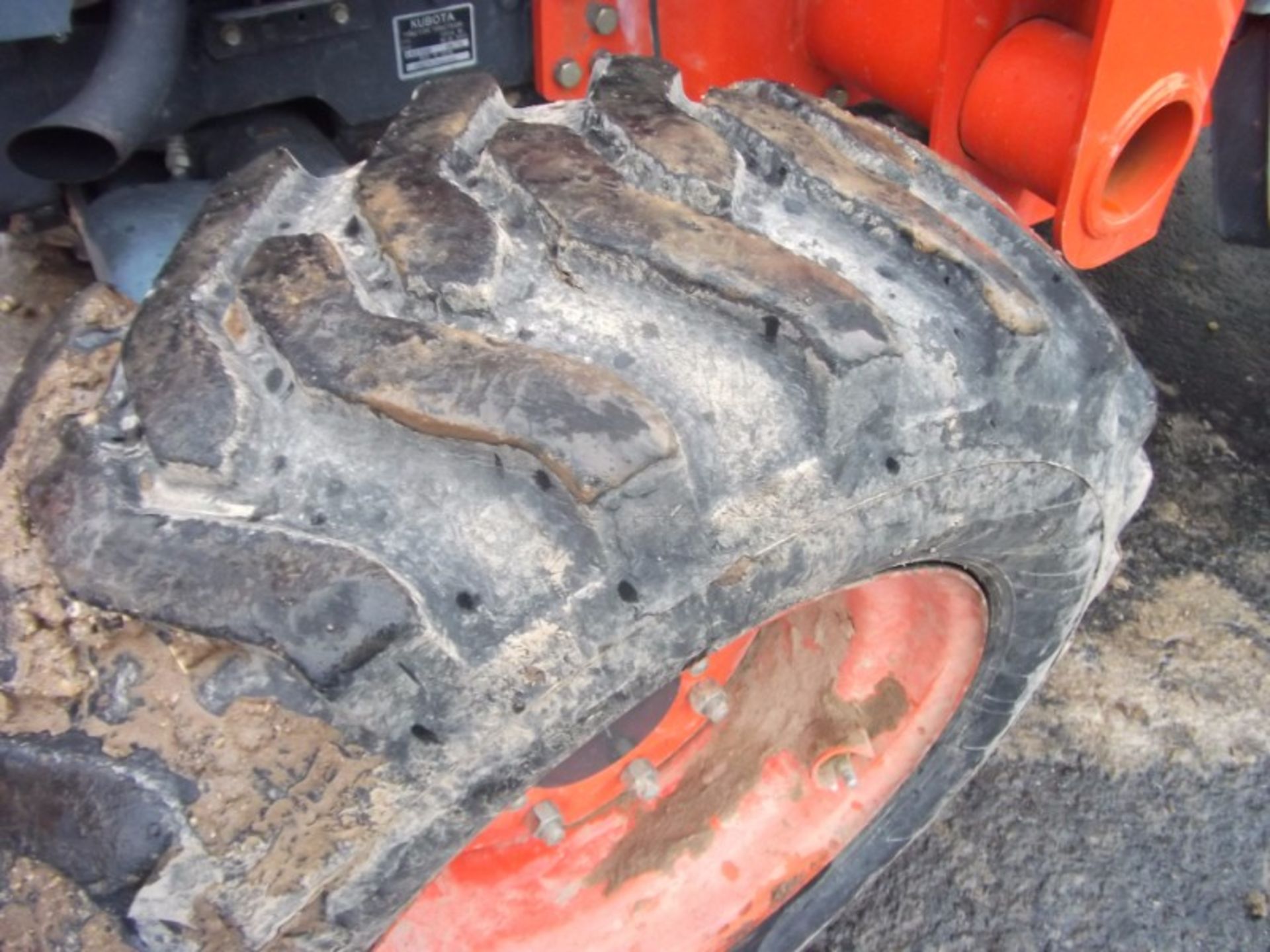 Kubota L-5030 MFWD 8spd trans, 1 hyd remote, deluxe cab, 17.5X24 rubber w/ Kubota LA 853 front - Image 6 of 8