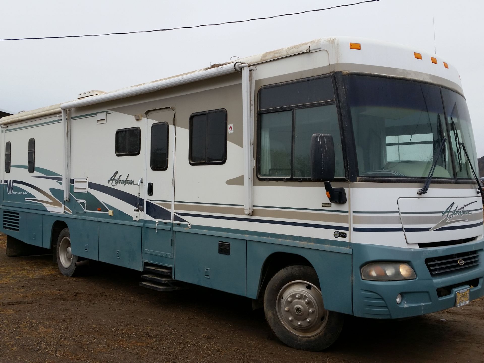 2004 Winnebago Adventurer 35' motorhome, 2 slide outs, rear vue camera, elec recliner loveseat, - Image 4 of 10