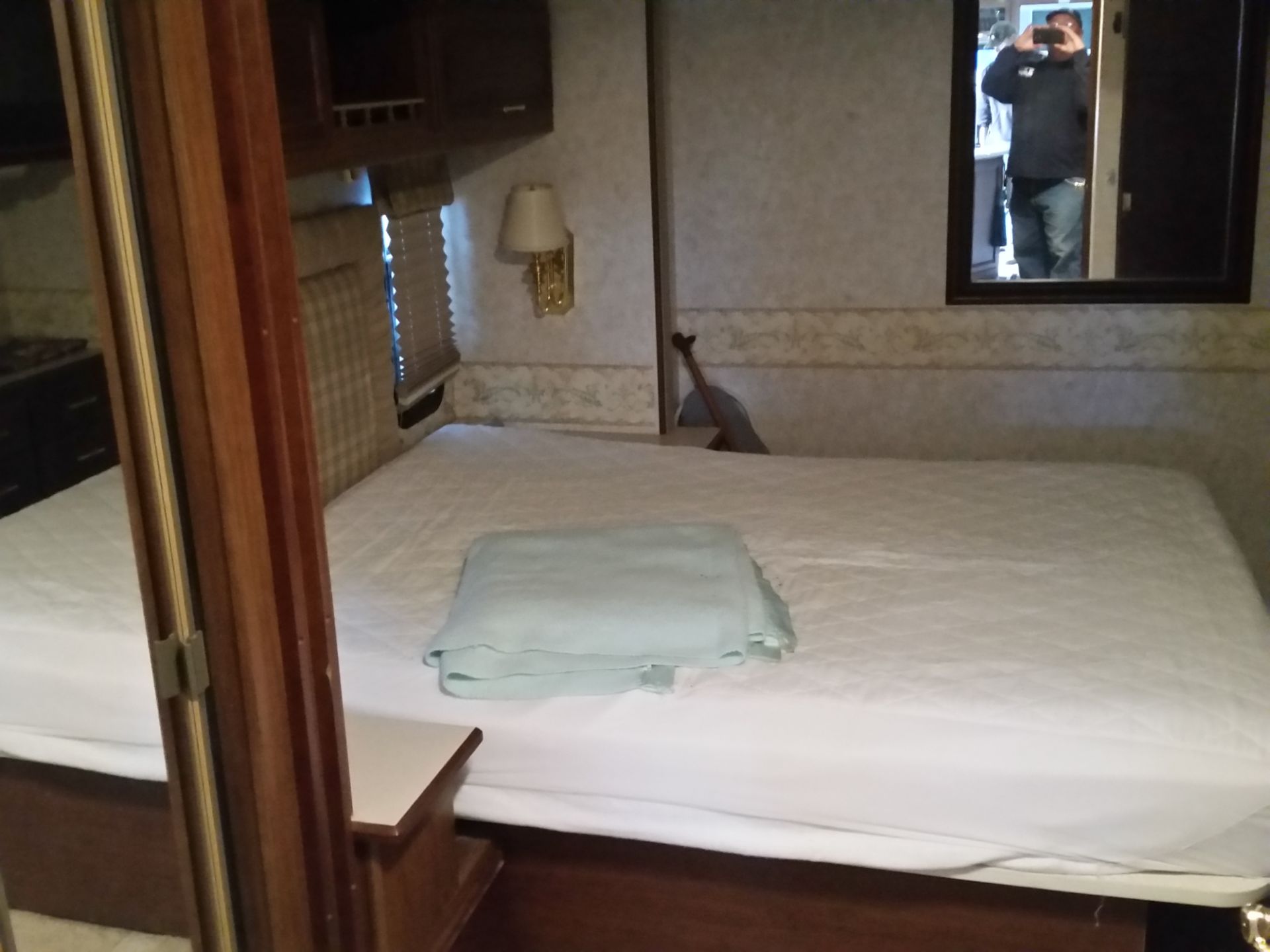 2004 Winnebago Adventurer 35' motorhome, 2 slide outs, rear vue camera, elec recliner loveseat, - Image 9 of 10