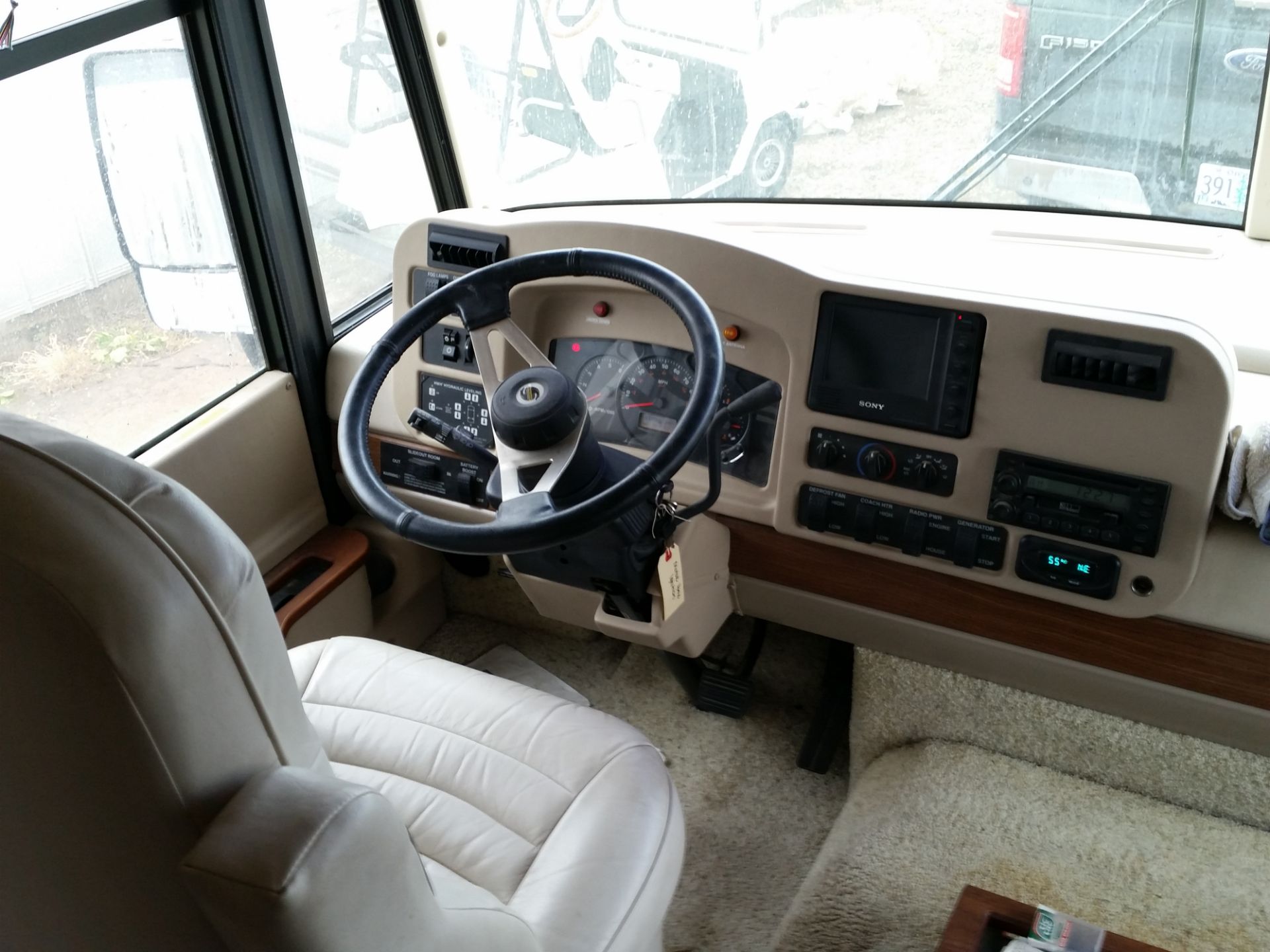 2004 Winnebago Adventurer 35' motorhome, 2 slide outs, rear vue camera, elec recliner loveseat, - Image 7 of 10