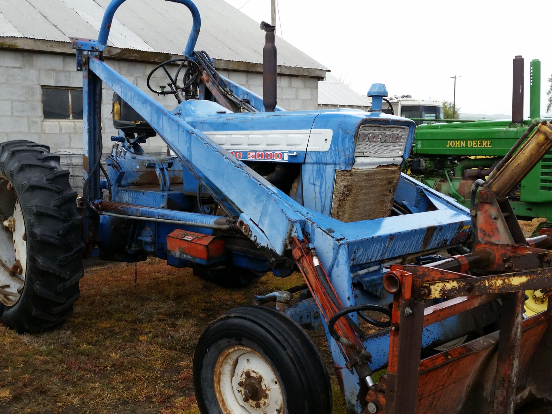 Ford 5000 diesel selecto trans 2 hyd remotes w/Farmhand F-11 front loader - Image 2 of 2