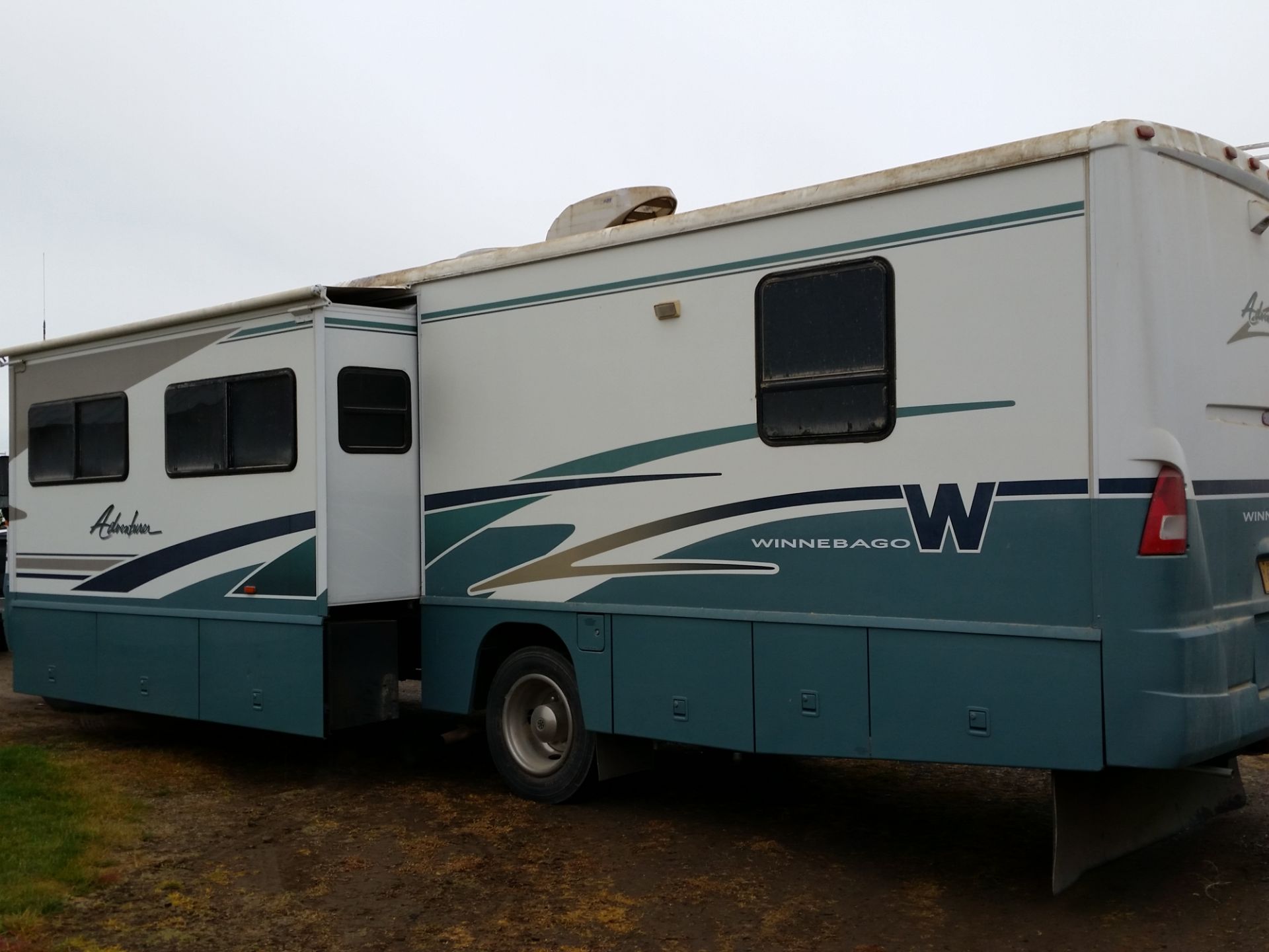 2004 Winnebago Adventurer 35' motorhome, 2 slide outs, rear vue camera, elec recliner loveseat, - Image 6 of 10