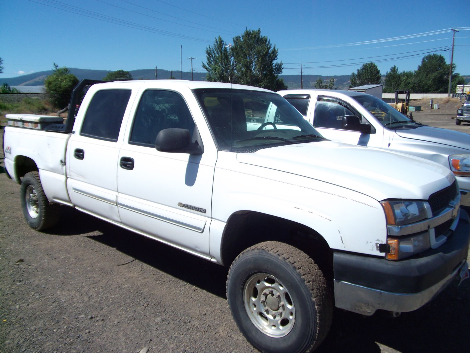 2004 Chevrolet 2500 4 door 4x4 pick up V8 auto trans