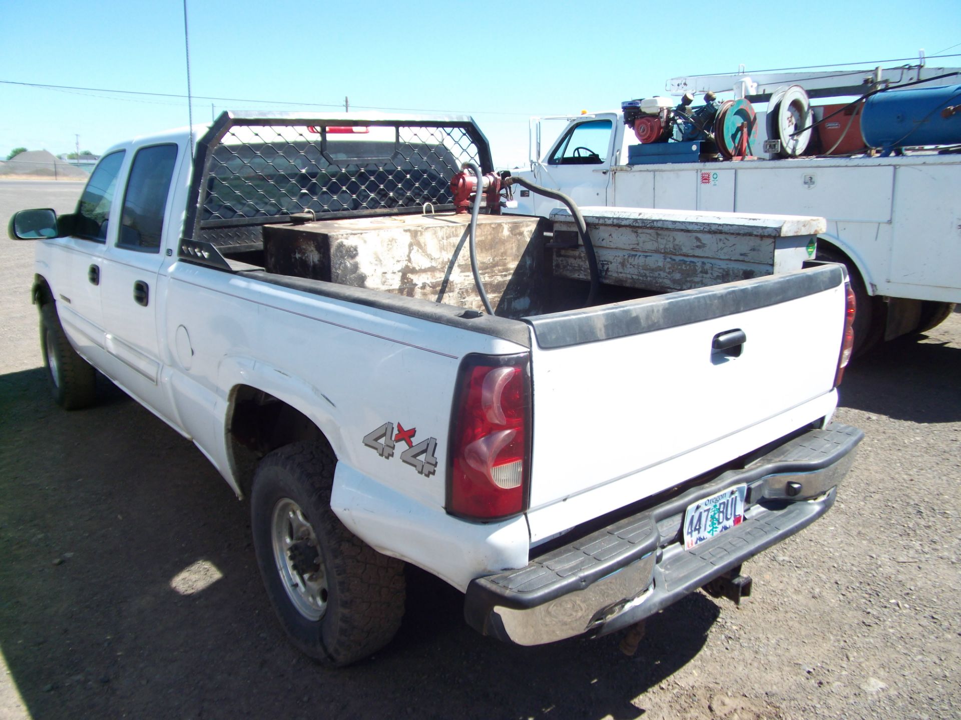 2004 Chevrolet 2500 4 door 4x4 pick up V8 auto trans - Image 3 of 3