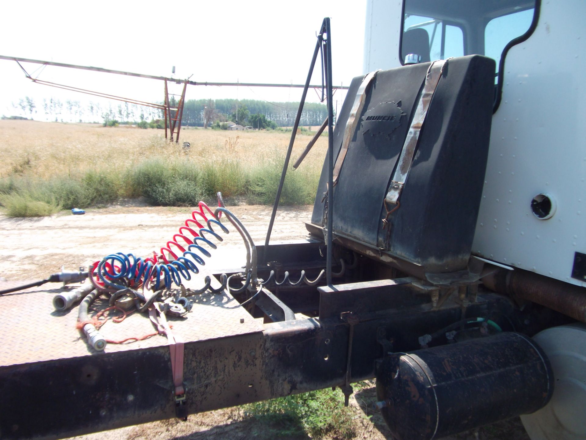 1- 1985 IHC tandem drive truck diesel 10 spd wet kit 5th wheel and pintel hitch - Image 3 of 4