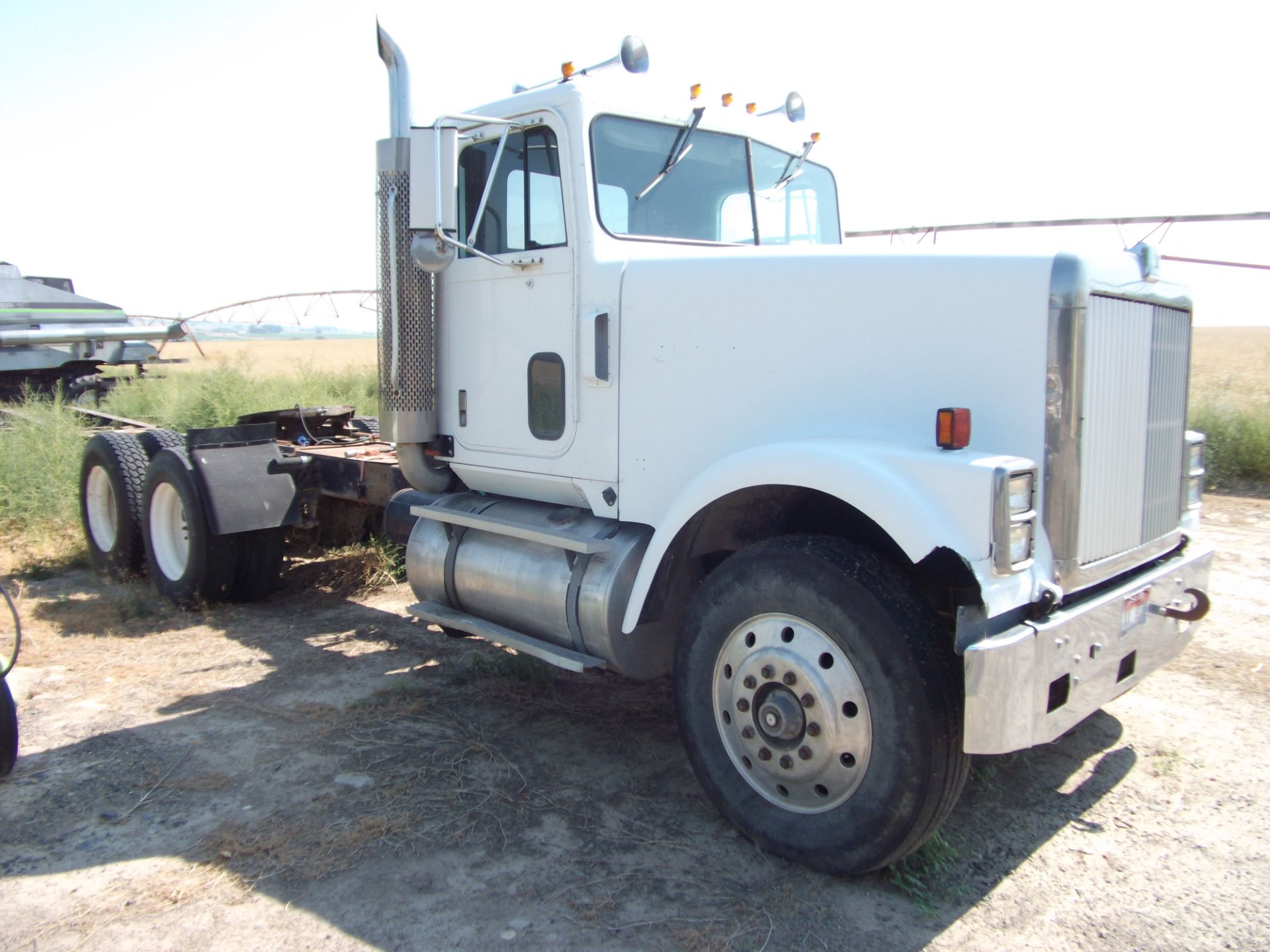 1- 1985 IHC tandem drive truck diesel 10 spd wet kit 5th wheel and pintel hitch - Image 2 of 4