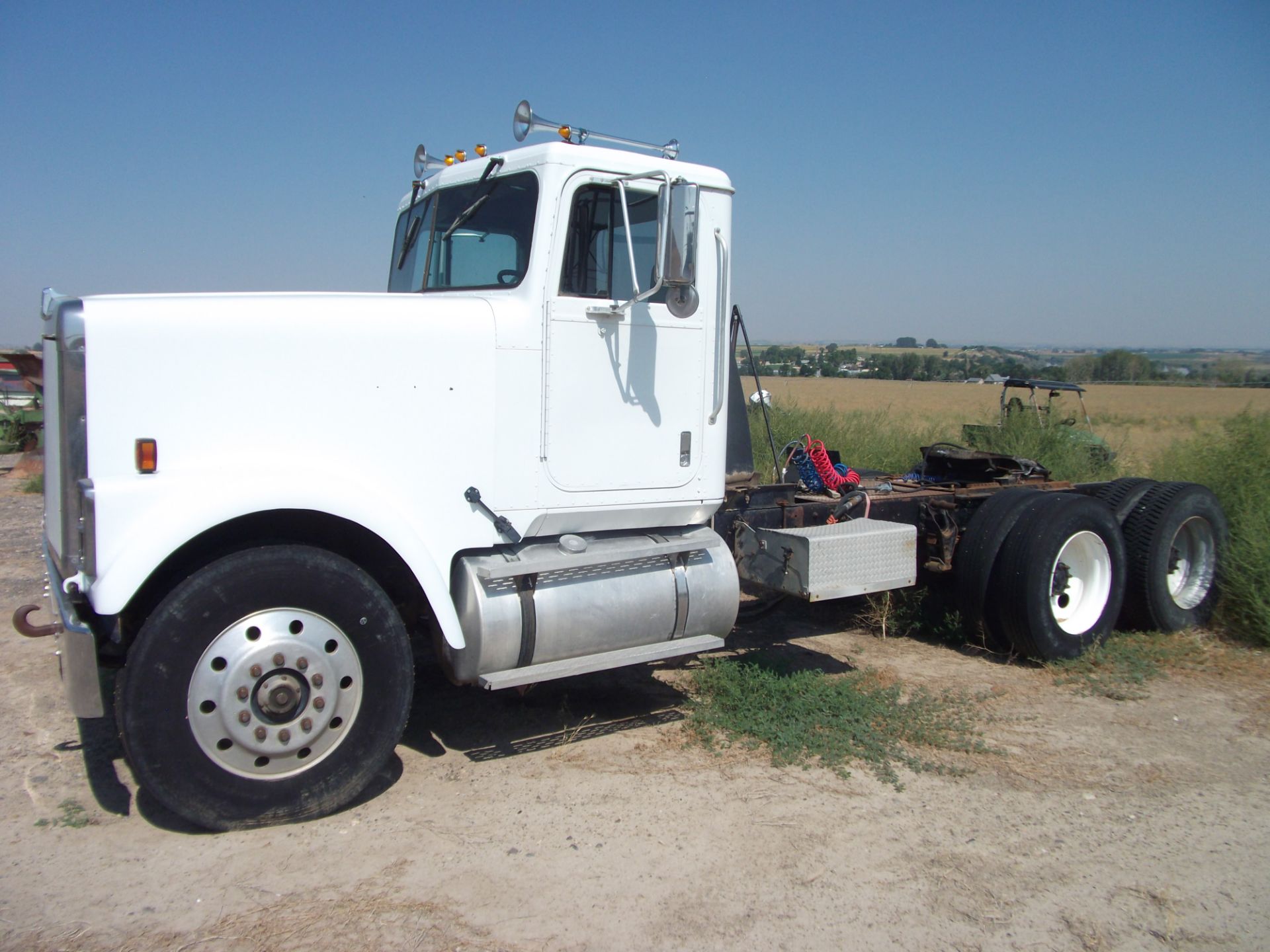 1- 1985 IHC tandem drive truck diesel 10 spd wet kit 5th wheel and pintel hitch