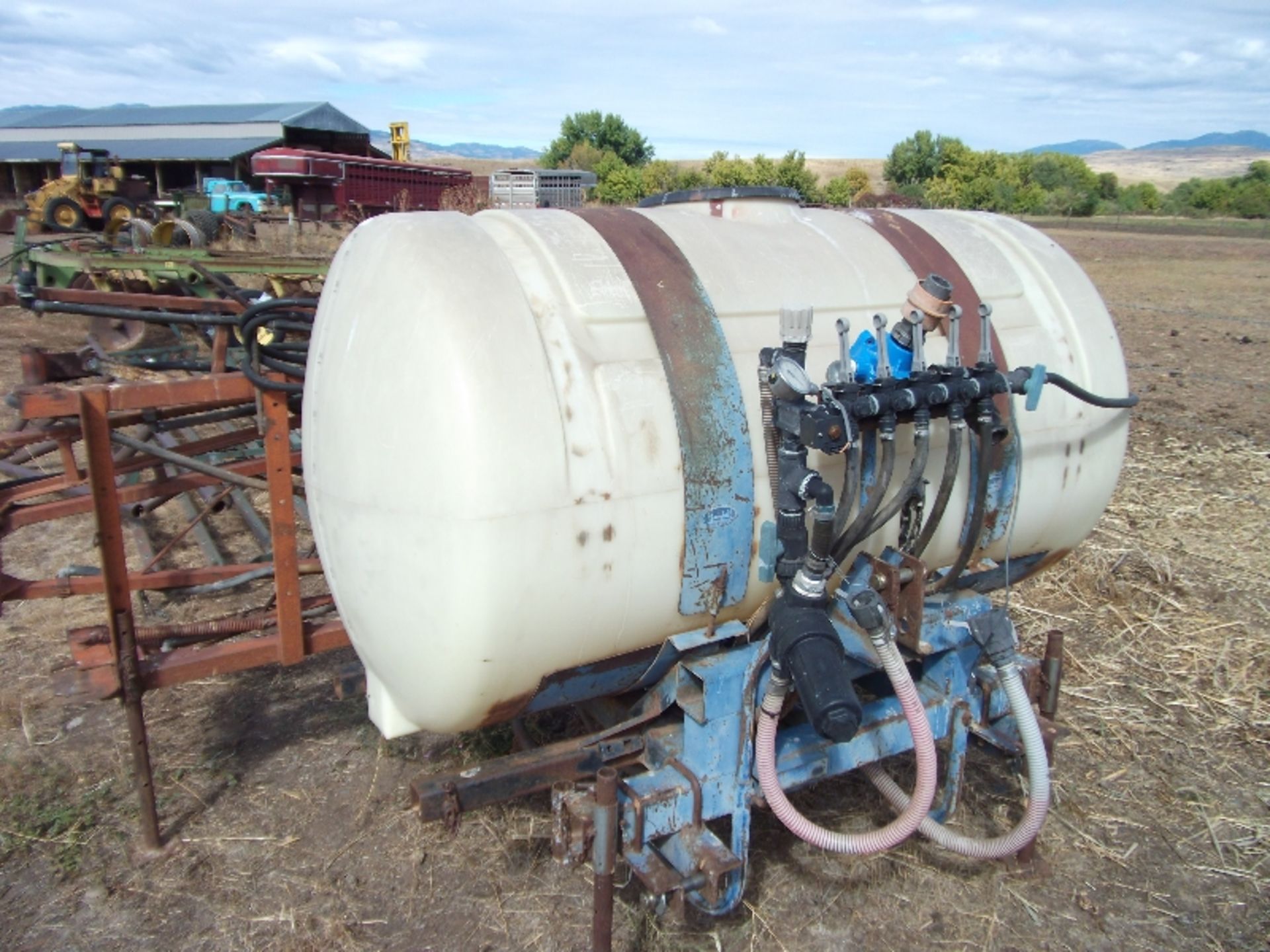 Broyhill 300 gallon ploy sprayer w/ booms - Image 2 of 2