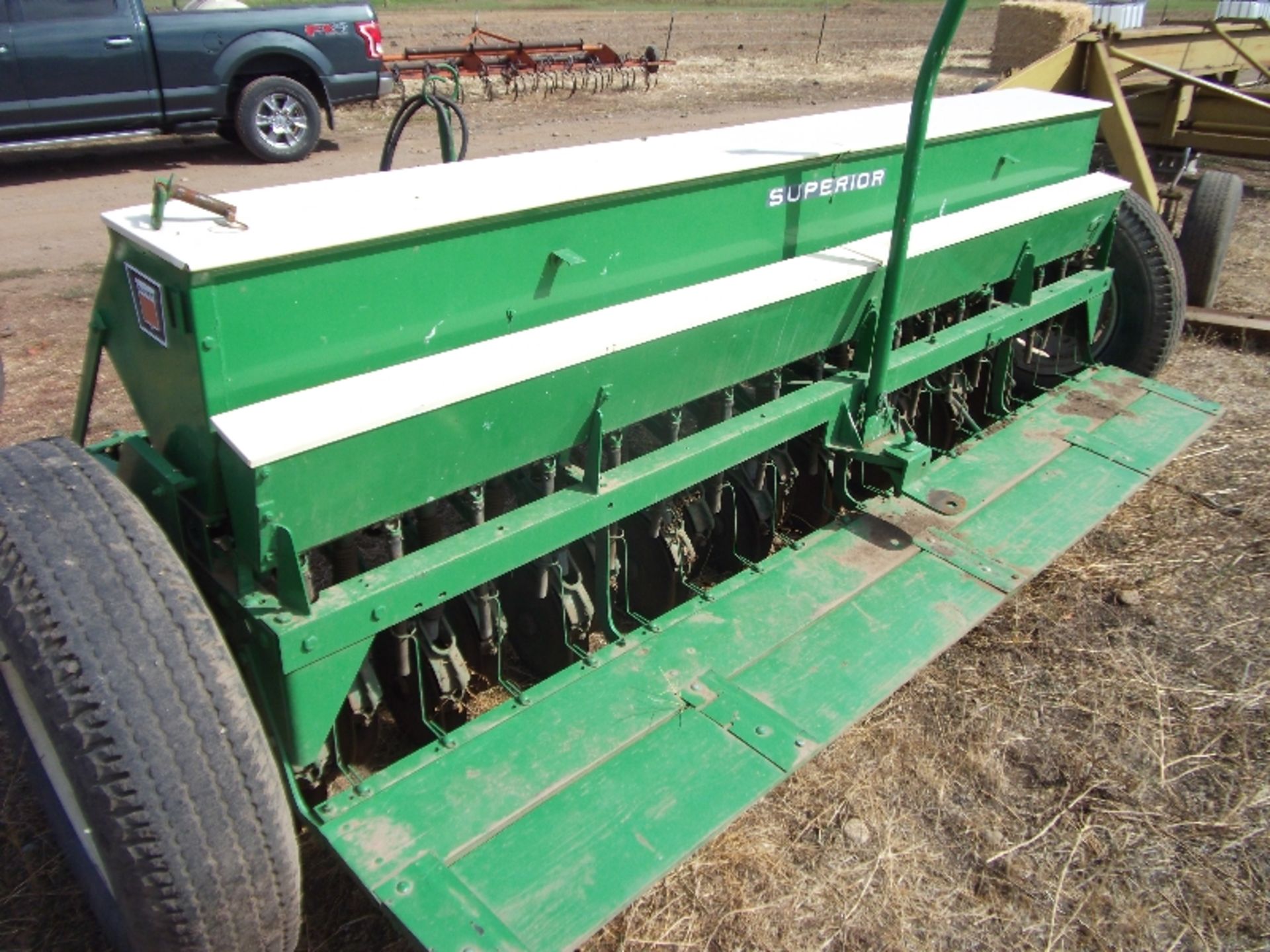Oliver 76 10’ double disc grain drill w/ seeder - Image 2 of 3