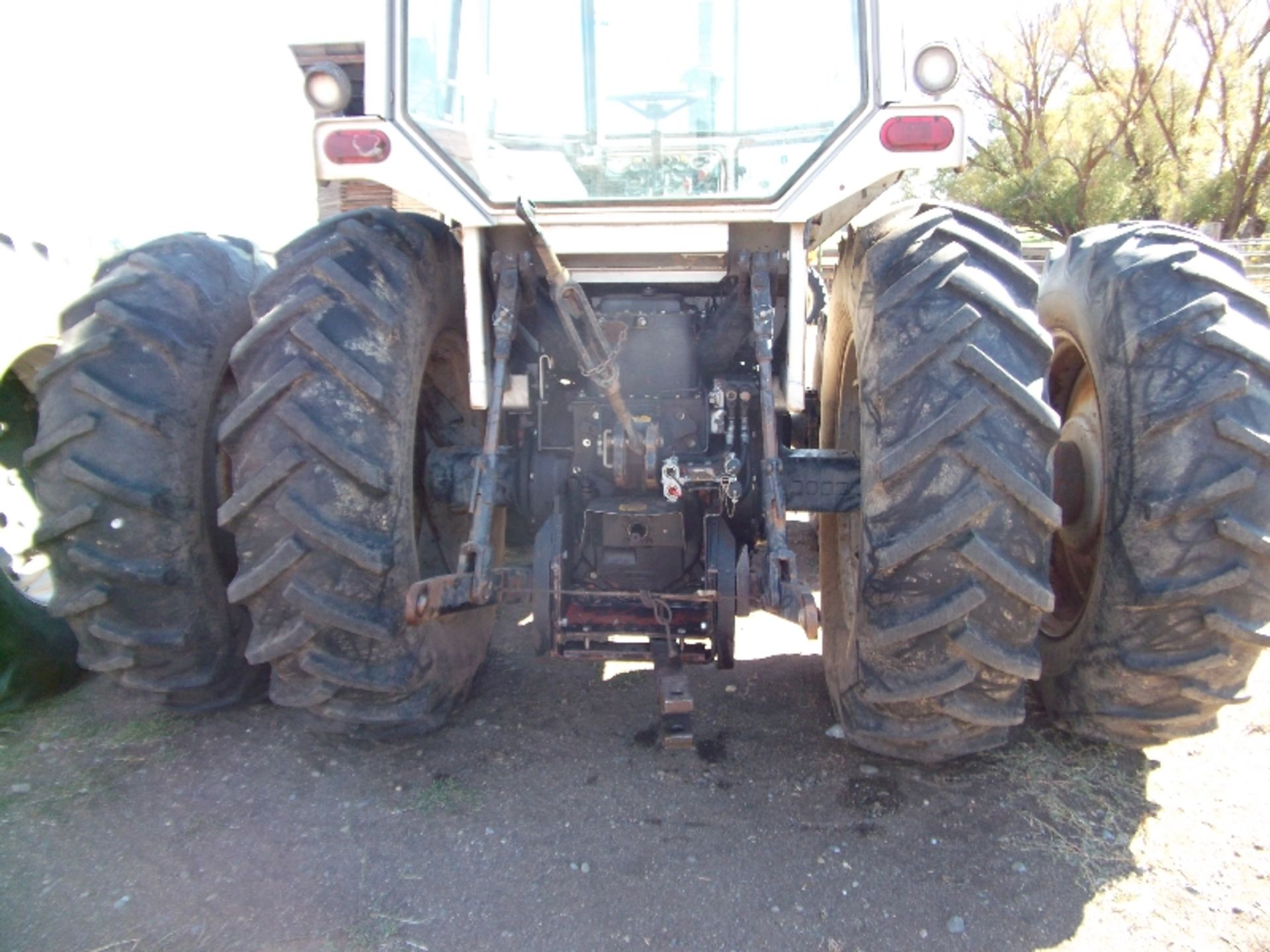 White 2-155 Field Boss MFWD PS trans 2 hyd remotes 18.4X38 dual rubber w/ wghts 7180 hrs - Image 3 of 11