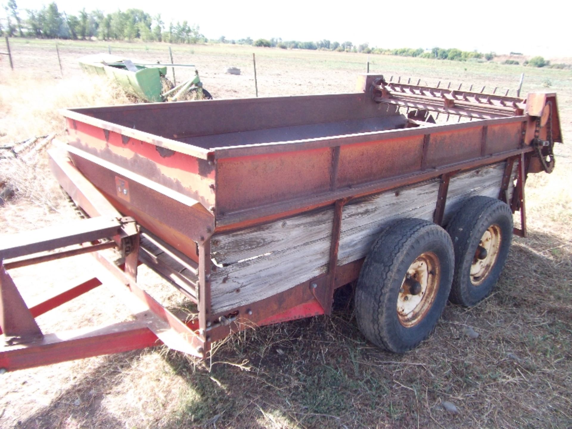 MF tandem axle PTO manure spreader - Image 2 of 3