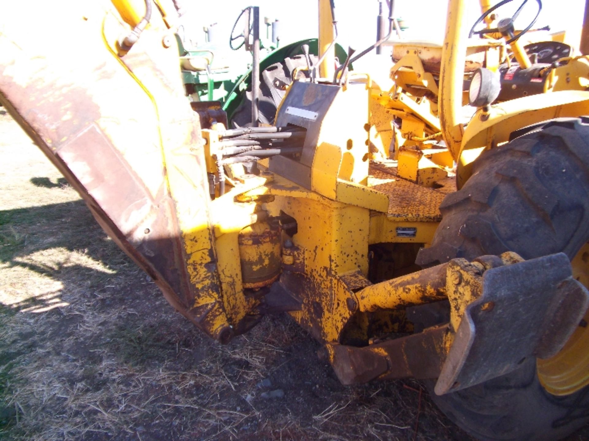 JD 500A backhoe gas engine - Image 4 of 10