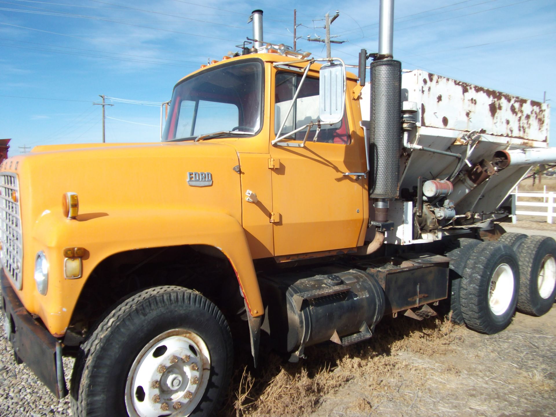 1974 Ford 9000 tandem drive 318 Detroit engine 13 spd trans w/ American 5 ton seed auger box