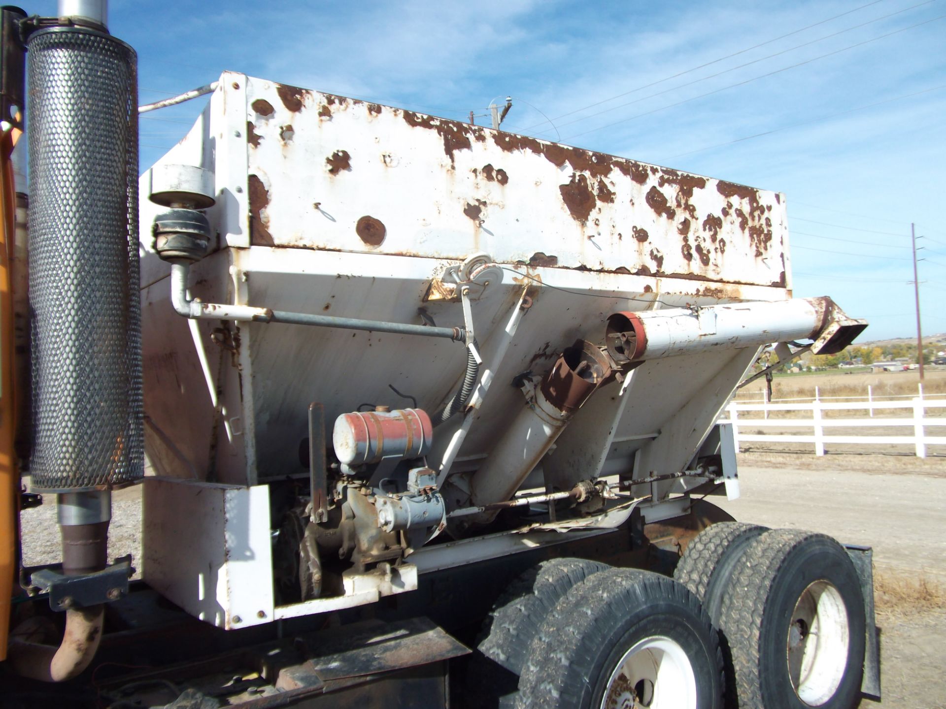 1974 Ford 9000 tandem drive 318 Detroit engine 13 spd trans w/ American 5 ton seed auger box - Image 8 of 11