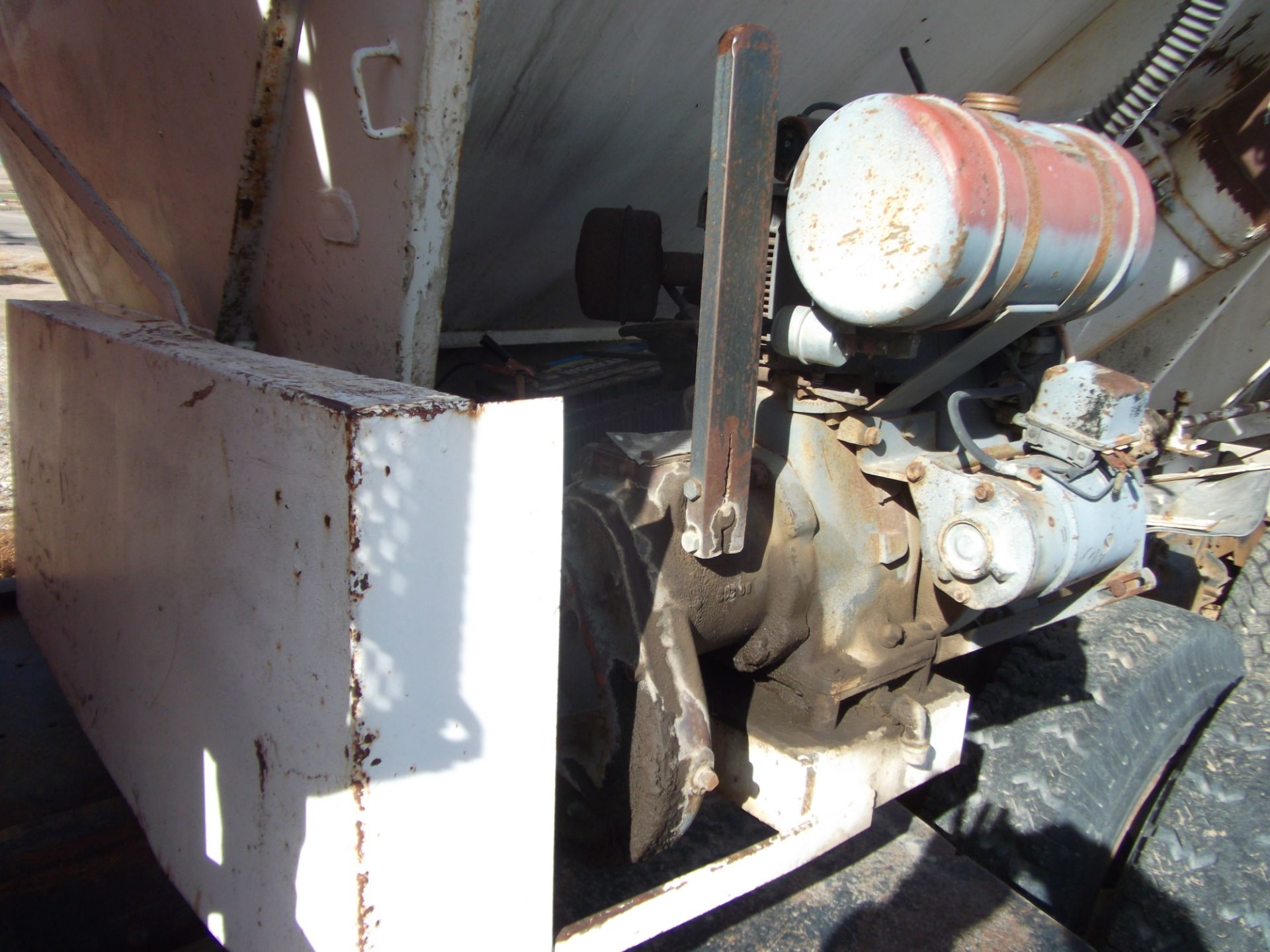 1974 Ford 9000 tandem drive 318 Detroit engine 13 spd trans w/ American 5 ton seed auger box - Image 3 of 11