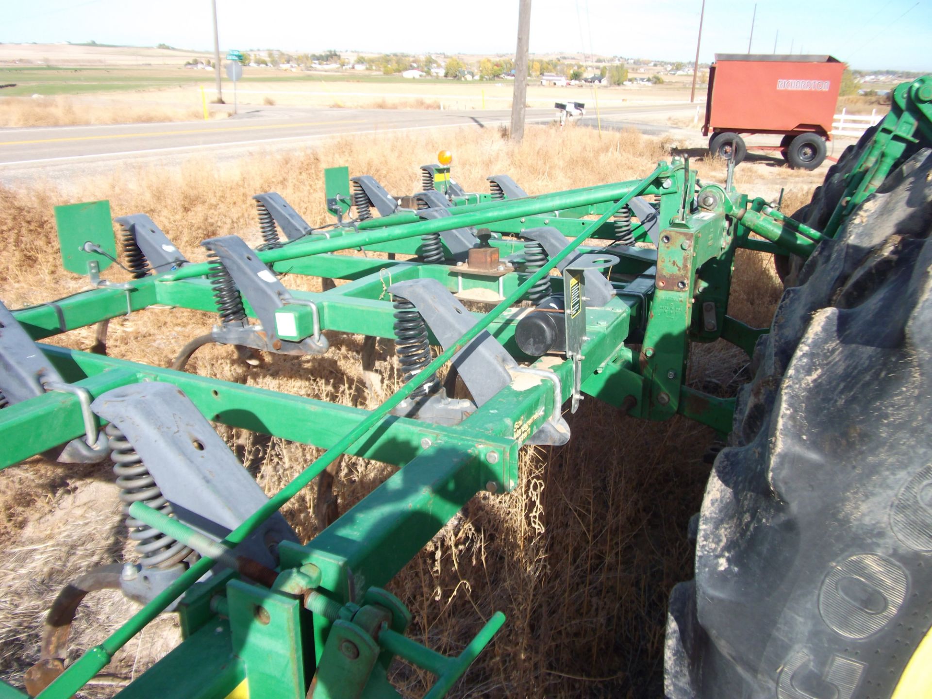 JD 610 16 shank 16’ 3pt chisel plow w/ gauge wheels and marker lights - Image 5 of 6