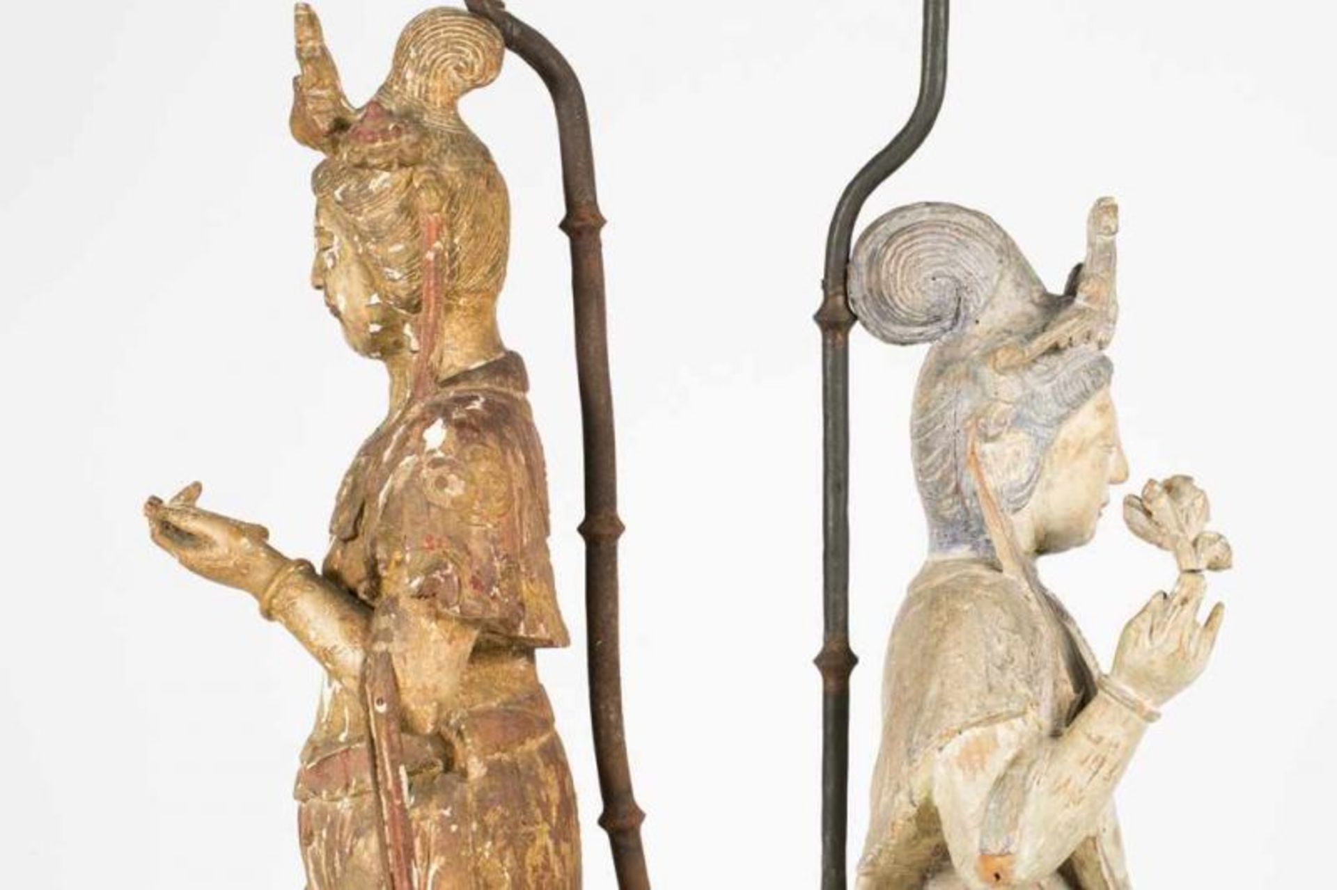 Escuela china de la primera mitad del siglo XX Guanyins Dos esculturas en madera tallada y - Bild 6 aus 6