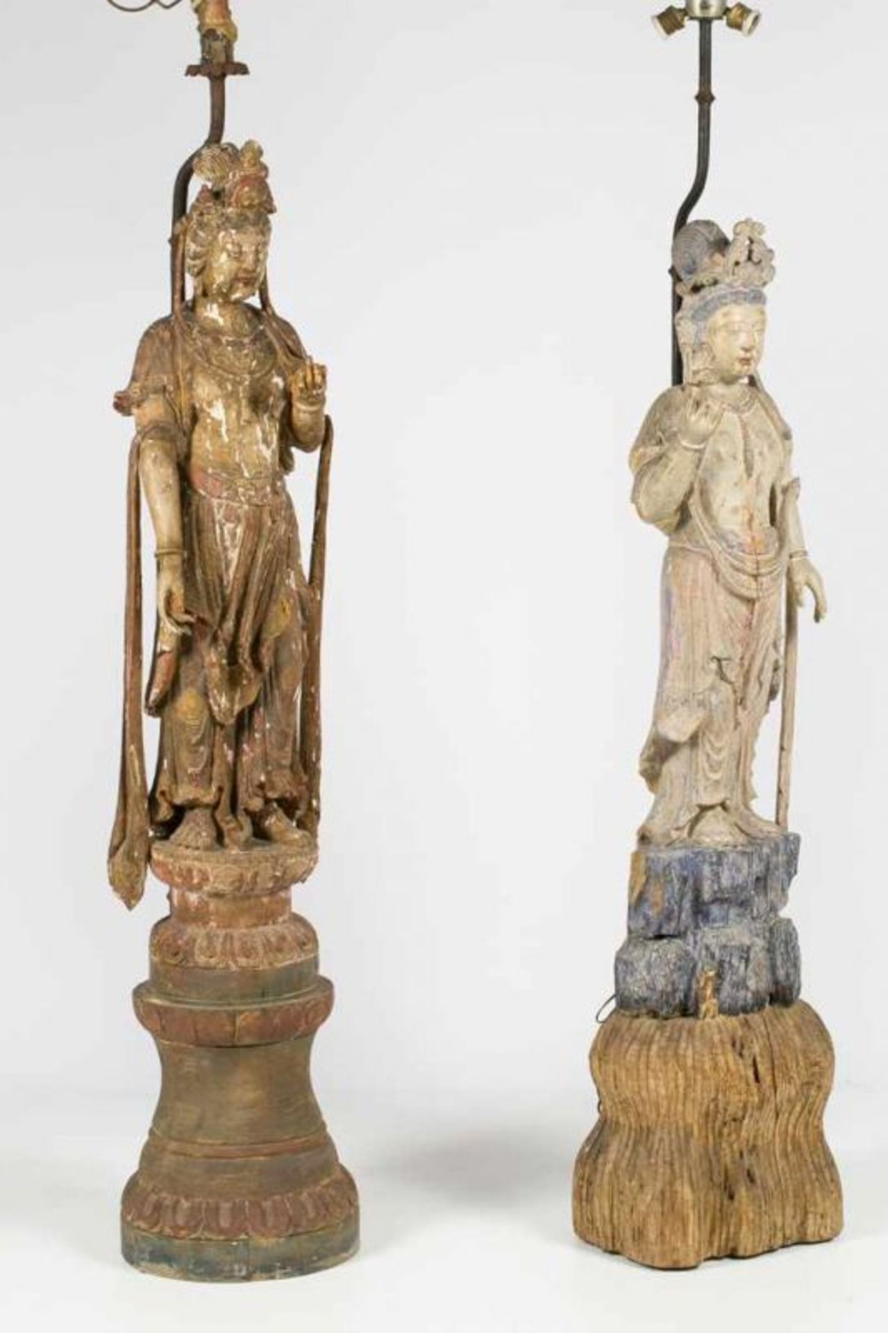 Escuela china de la primera mitad del siglo XX Guanyins Dos esculturas en madera tallada y - Bild 4 aus 6
