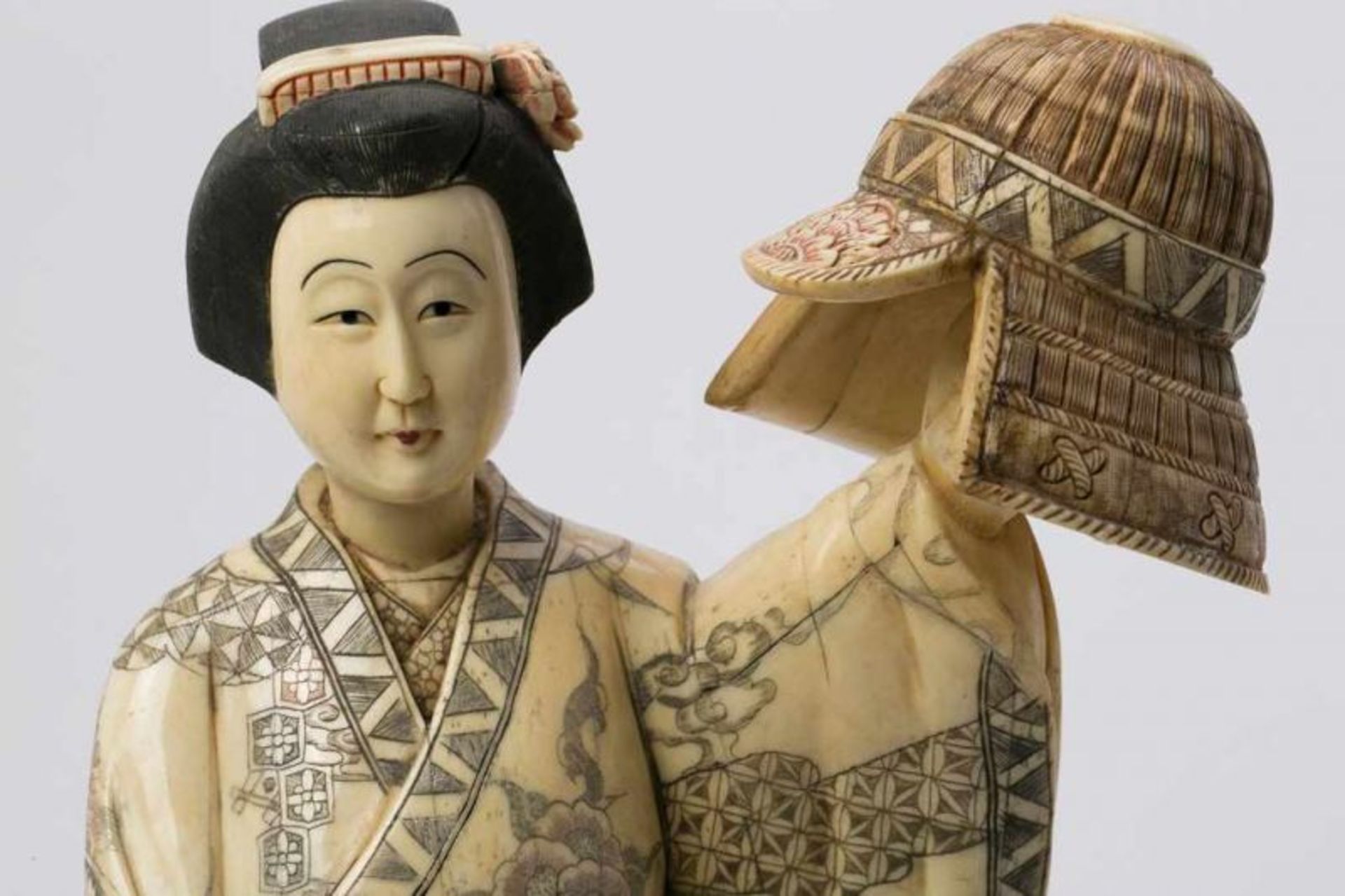 Escuela china de mediados del siglo XX Dama con casco de samurai Escultura en placas de hueso - Bild 4 aus 5