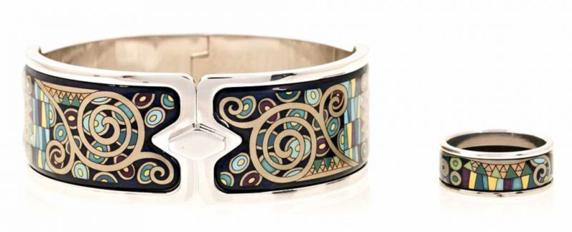 Michaela Frey Wille, brazalete y sortija en esmalte Metal y esmalte. Brazalete firmado. 70 gr