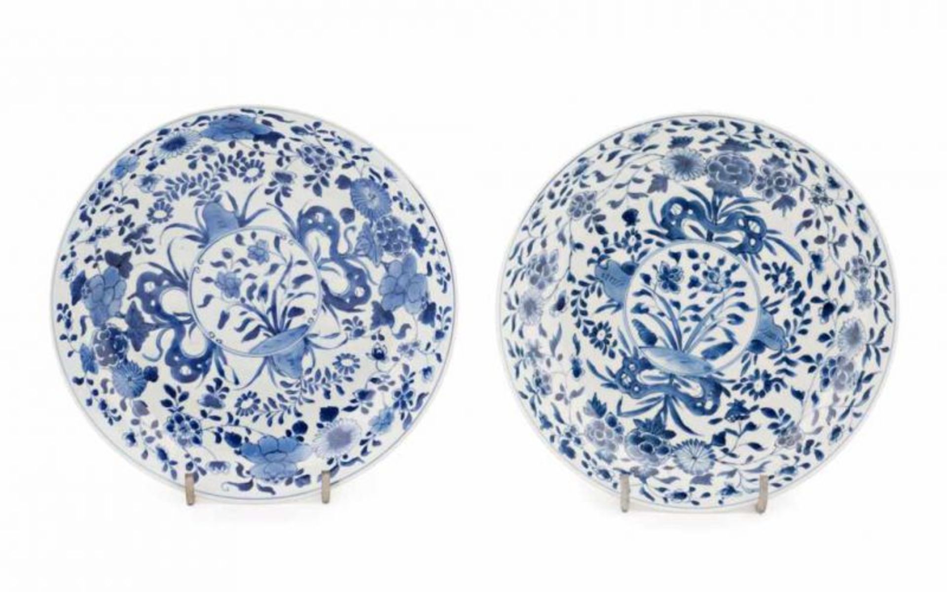 Two Chinese Kangxi porcelain plates, late 17th-early 18th Century 28 cm diam