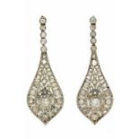 Pendientes largos Belle Époque de diamantes, hacia 1910 Oro con vistas en platino y diamantes talla