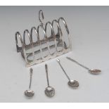 A Victorian silver seven-bar toast rack, pointed arched divisions and handle, 13cm long,