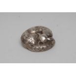 An Edwardian silver novelty desk weight, as a sleeping fox, 6cm wide, J Batson & Son,