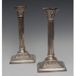A pair of Edwardian silver fluted Corinthian column candlesticks, beaded borders, square bases, 25.