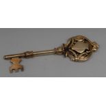 A George V silver-gilt presentation key, cartouche shaped terminal, acanthus-grasped shaft, 13.