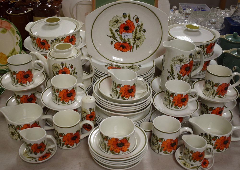 A J & G Meakin Poppy pattern part dinner and tea service comprising plates, side plates,