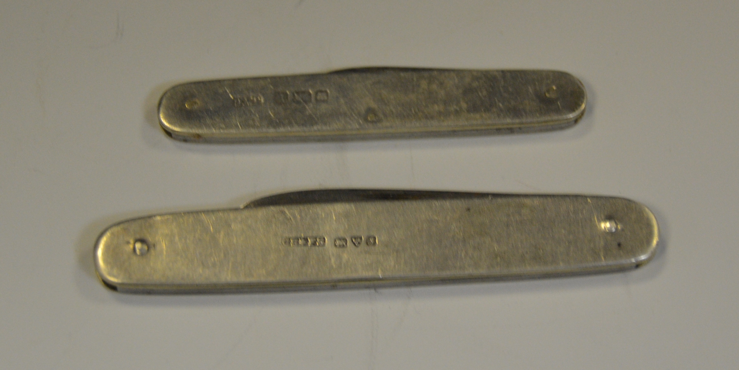 An Edwardian silver pen knife, Chester 1907; another, Sheffield 1909, 32.