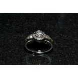 A diamond ring, central round brilliant cut diamond approx 0,