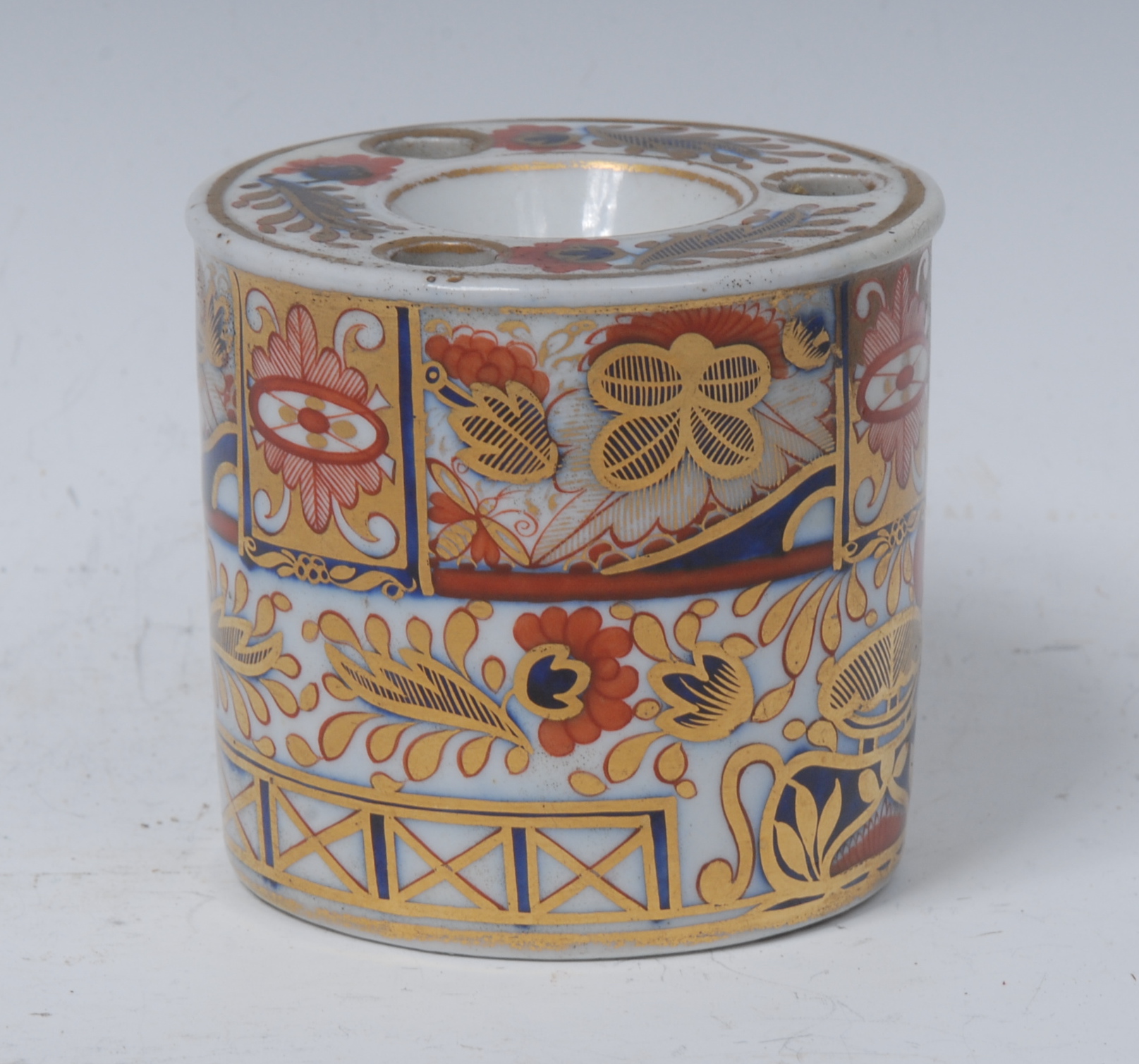 A Coalport Imari drum well, decorated with stylised flowers and foliage, 6cm high, c.