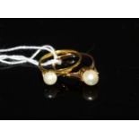 A 9ct gold pearl ring;