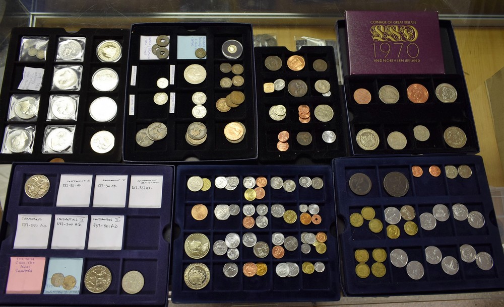 Coins, an interesting mixed collection: UK specimen 1970 set in box of issue; UK copper and bronze,